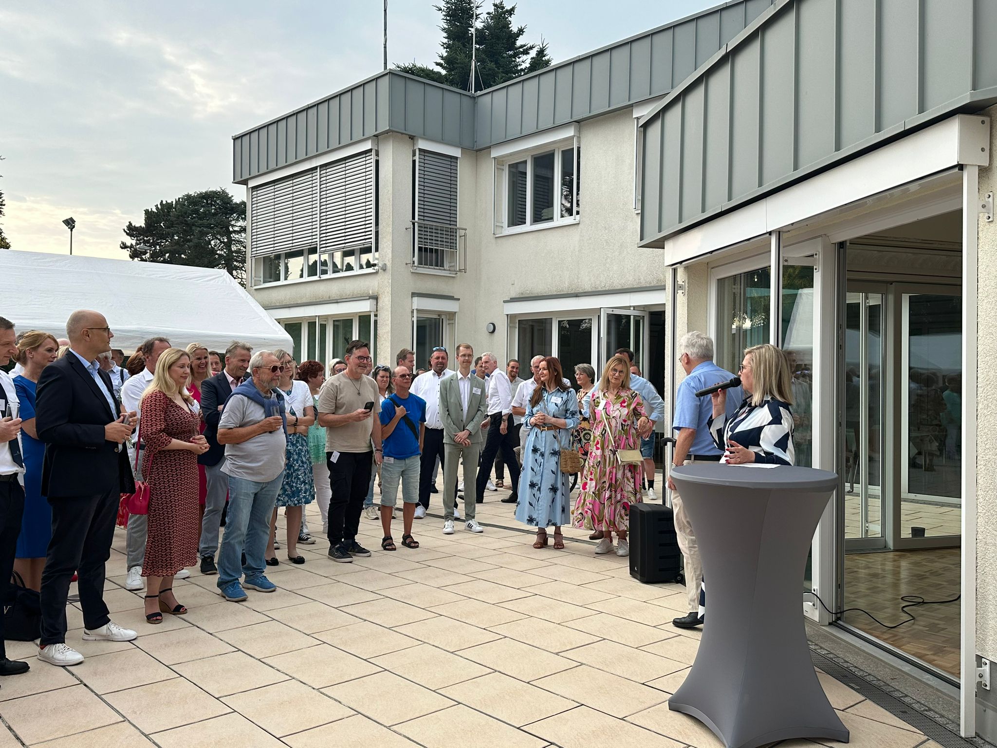 Entspannter Austausch bei bestem Wetter