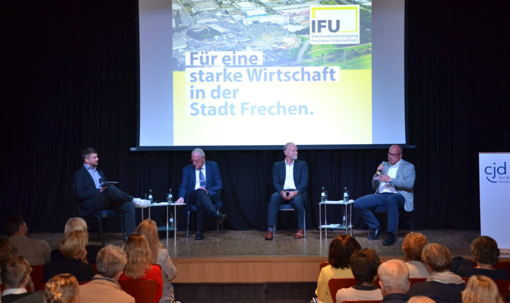 Wahlforum im CJD: (v.r.) Uwe Tietz (SPD), Gerd Koslowski (CDU) und Wolfgang Höfig (Perspektive für Frechen) stellten sich den Fragen von Moderator Willi Haentjes. Foto: Lars Kindermann