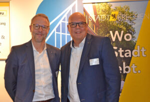 Ingo Arlinghaus (li.) und Bürgermeister Uwe Tietz begrüßten die Gäste im Foyer des Stadtsaals. Foto: Lars Kindermann
